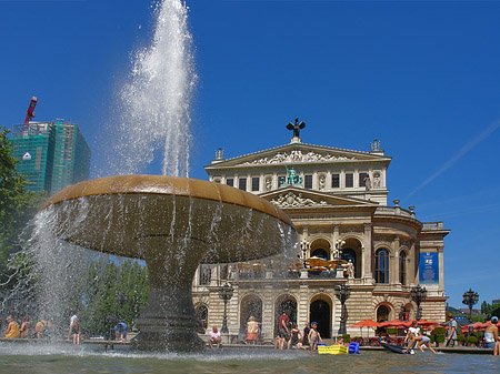 Alte Oper mit Brunnen Fotos