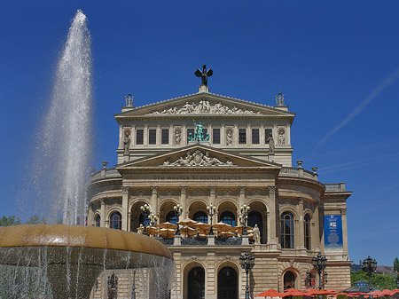 Foto Alte Oper mit Brunnen