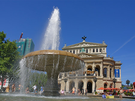 Alte Oper mit Brunnen Fotos