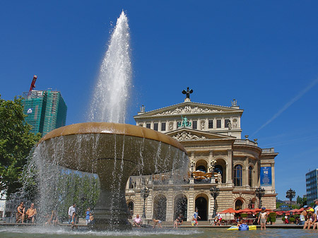 Alte Oper mit Brunnen Fotos