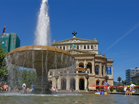 Alte Oper mit Brunnen Foto 