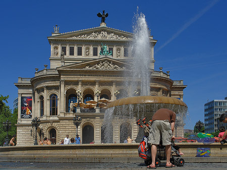 Alte Oper mit Brunnen