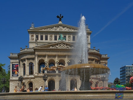 Foto Alte Oper mit Brunnen