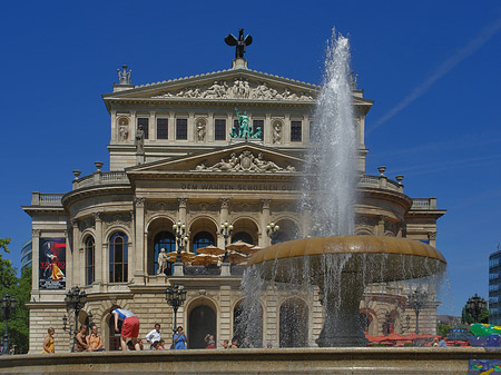 Alte Oper mit Brunnen Foto 