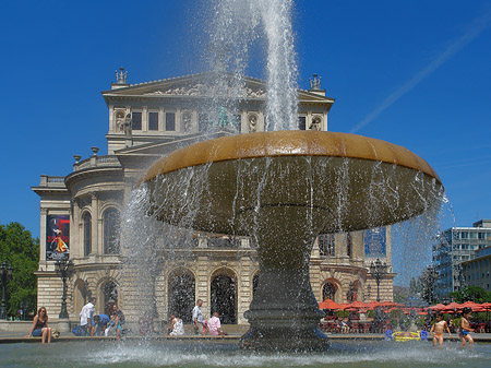 Alte Oper mit Brunnen Foto 