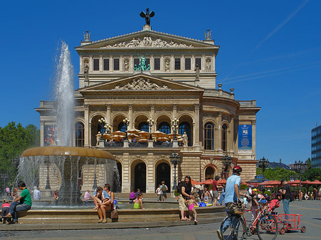 Alte Oper mit Brunnen