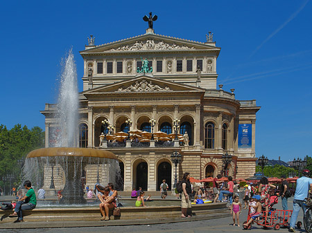 Alte Oper mit Brunnen Foto 