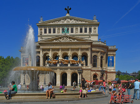 Alte Oper mit Brunnen