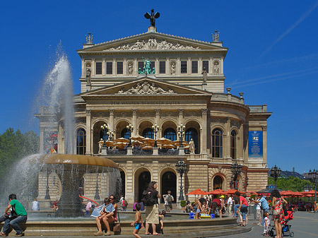 Foto Alte Oper mit Brunnen