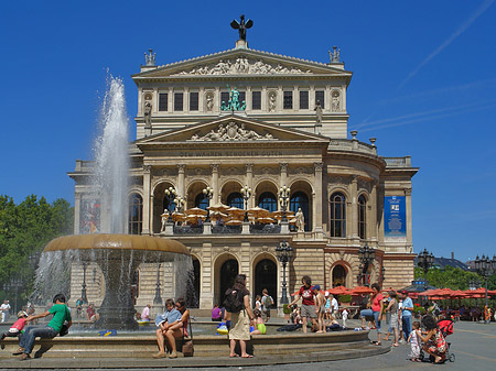 Foto Alte Oper mit Brunnen - Frankfurt am Main