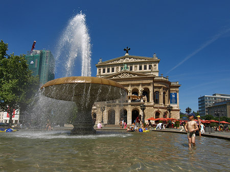 Foto Alte Oper mit Brunnen - Frankfurt am Main