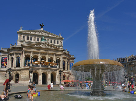 Alte Oper mit Brunnen Fotos