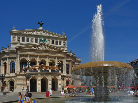 Alte Oper mit Brunnen Fotos