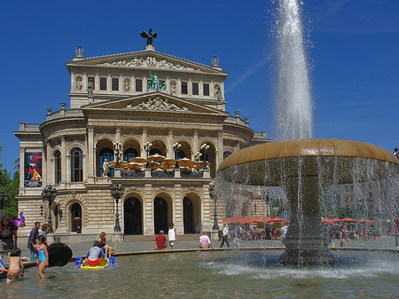 Fotos Alte Oper mit Brunnen