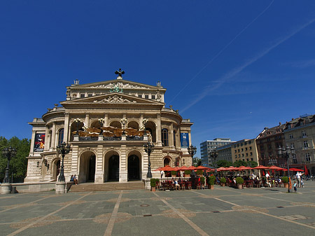 Foto Alte Oper mit Häusern