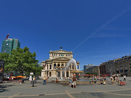 Alte Oper mit Häusern Foto 