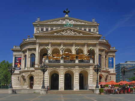 Foto Alte Oper mit Schirmen - Frankfurt am Main