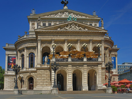 Foto Alte Oper mit Schirmen