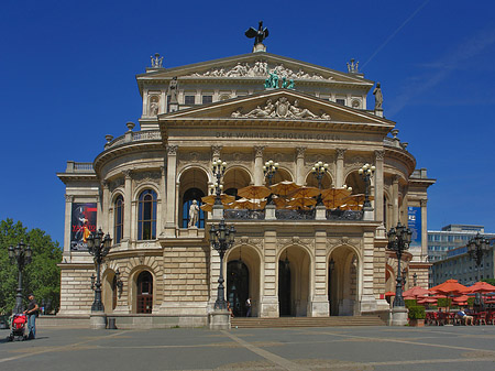 Foto Alte Oper mit Schirmen