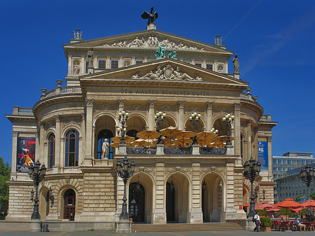 Foto Alte Oper mit Schirmen