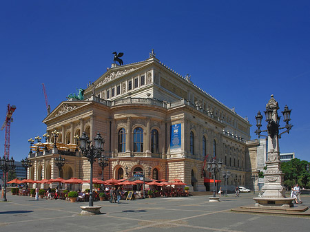 Foto Alte Oper mit Schirmen