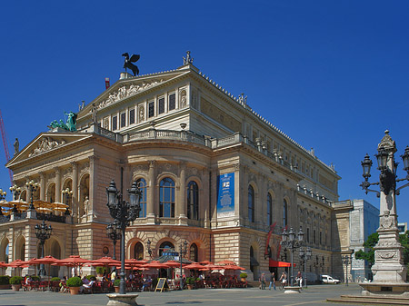 Alte Oper mit Schirmen Foto 