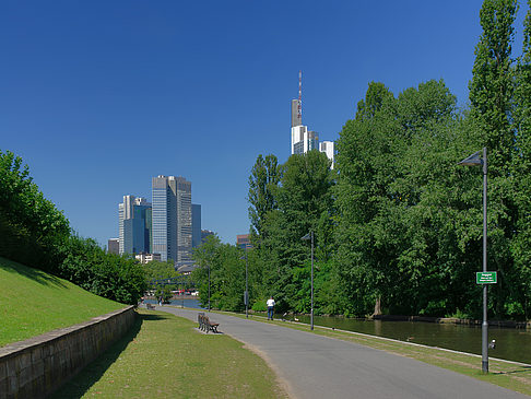 Commerzbank neben Eurotower Foto 