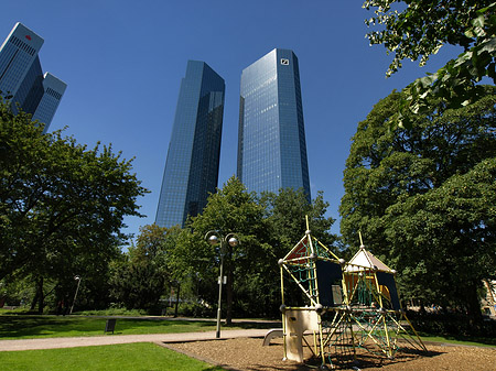 Deutsche Bank mit Spielplatz Foto 