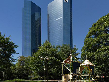 Foto Deutsche Bank mit Spielplatz