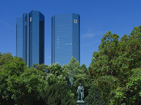 Deutsche Bank mit Statue