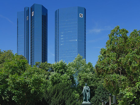 Fotos Deutsche Bank mit Statue | Frankfurt am Main