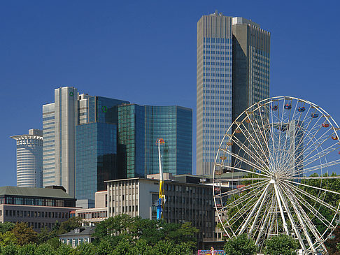 Foto Eurotower und dresdener Bank mit riesenrad