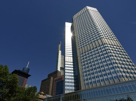 Foto Eurotower mit Häusern - Frankfurt am Main