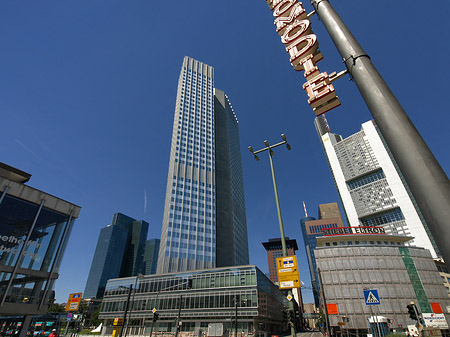 Fotos Eurotower hinter Schauspiel Frankfurt | Frankfurt am Main