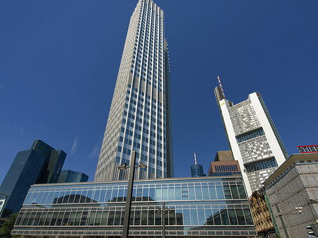 Eurotower hinter Schauspiel Frankfurt