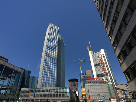 Eurotower hinter Schauspiel Frankfurt Fotos