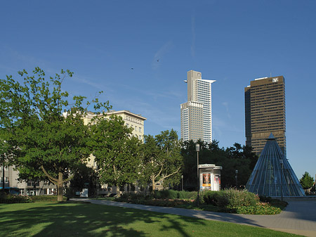 Foto Friedrich-Ebert-Anlage mit Westendtower und Citytower - Frankfurt am Main