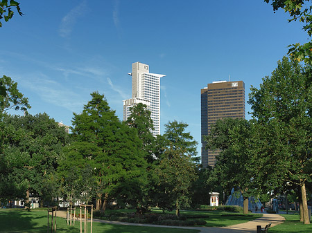 Friedrich-Ebert-Anlage mit Westendtower und Citytower Fotos