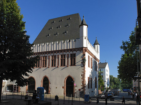 Fotos Leinwandhaus mit Baum