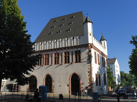 Leinwandhaus mit Baum