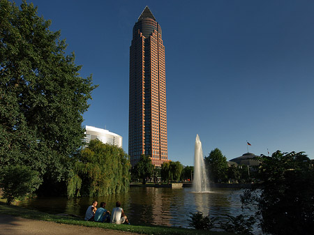 Messeturm mit Ludwig-Erhard-Anlage Foto 