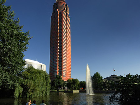 Foto Messeturm mit Ludwig-Erhard-Anlage