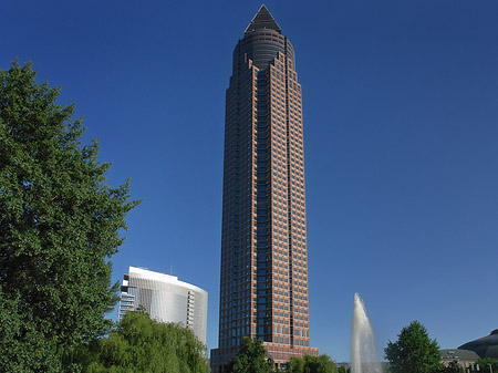 Messeturm mit Ludwig-Erhard-Anlage Foto 