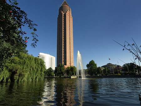 Messeturm mit Ludwig-Erhard-Anlage Foto 