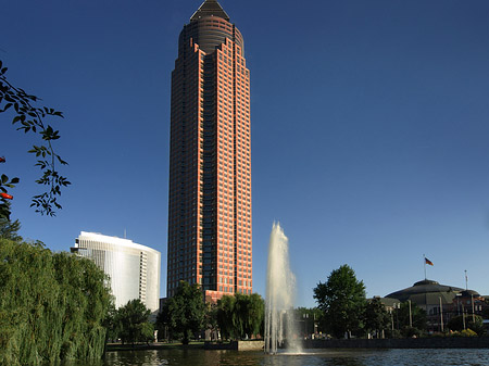 Messeturm mit Ludwig-Erhard-Anlage Foto 