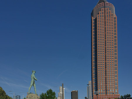 Messeturm mit Ludwig-Erhard-Anlage