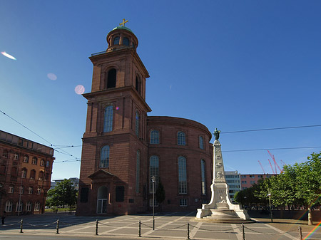 Paulskirche mit Statue Foto 