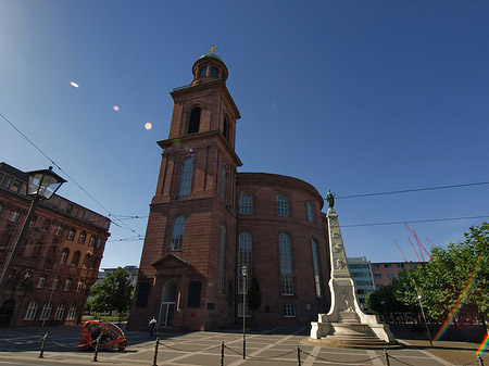 Paulskirche mit Statue