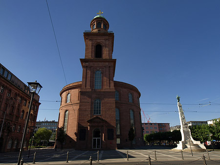 Paulskirche mit Statue