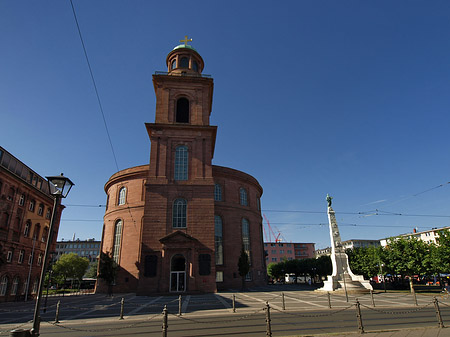 Paulskirche mit Statue Foto 